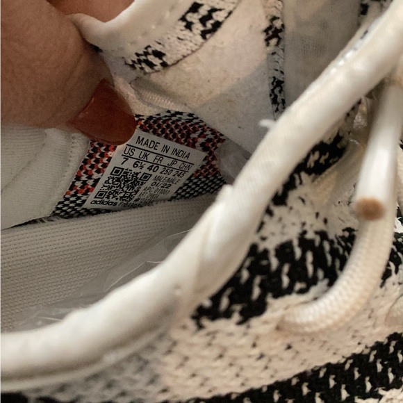 Authenticity Guaranteed Yeezy 350 v2 Zebra - Picture 6 of 6